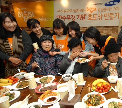 삼성이 온라인을 중심으로 전개하는 <하하하 캠페인>의 일환으로 진행된 ‘하하하 응원 클래스’가 지난 9일 오후 서울 양재동 서초노인종합복지관에서 펼쳐진 ‘만수무강 효도상