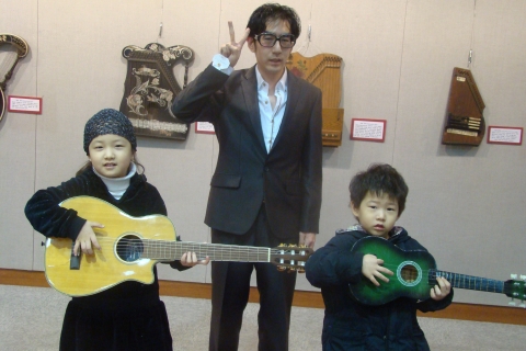 유진박씨가 어린이들과 함께 기념사진을 찍고있다