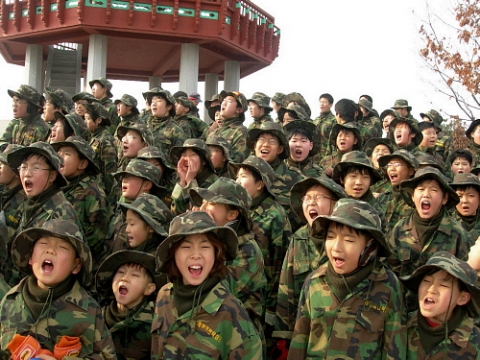 지난 겨울방학 해병대 캠프에 참가한 어린이들이 산악행군중 정상에서 함성을 쏟아내고 있다.