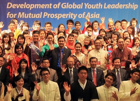 2009 한아세안 청소년교류 초청행사 개막식에서 단체기념촬영을 하는 한국과 ASEAN 8개국 참가 청소년들(2.20, 서울 방화동 국제청소년센터)