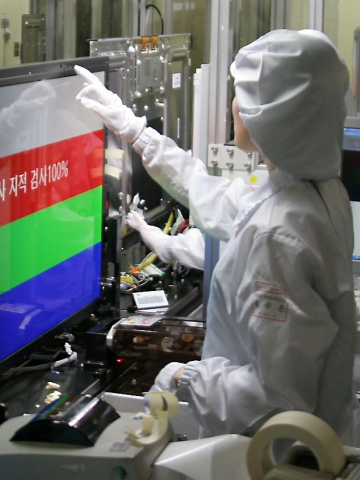 삼성전자 탕정사업장에서 10.8mm LED TV용 초슬림 패널 출하를 앞두고 작업자가 검사를 하고 있다.