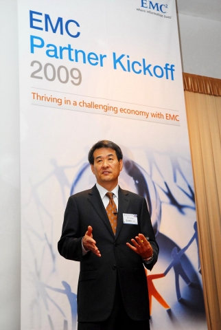 5일 코엑스인터컨티넨털호텔에서 개최된 ‘2009년 EMC 파트너 킥오프 행사’에서 김경진 한국EMC 사장이 올해 주요 사업 전략과 파트너 정책을 발표하고 있다.