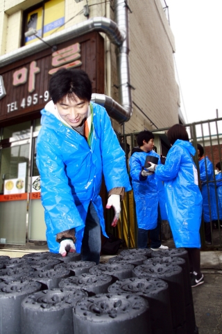 제3기 씨티-경희대학교 NGO 인턴십 프로그램에 참여하는 대학(원)생들이 '나눔과 기여의 날' 행사를 맞아  중랑구 묵동 및 중화동 지역 소외계층을 위한 ‘사랑의