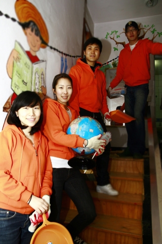 제3기 씨티-경희대학교 NGO 인턴십 프로그램에 참여하는 대학(원)생들이 '나눔과 기여의 날' 행사를 맞아 동대문구 전농동 지역 어린이 공부방 ‘열린교실 방과후 