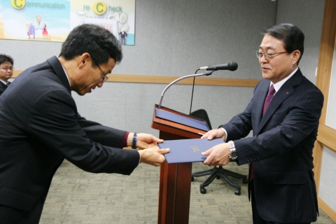 롯데홈쇼핑 신헌 대표가 소비자불만 자율관리 프로그램(CCMS) 선포식에서 자율관리자로 선발된 고객지원부문장 석락희 이사에게 임명장을 수여하고 있다.
