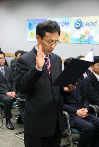롯데홈쇼핑 CCMS자율관리자로 임명된 고객지원부문장 석락희 이사가 소비자불만 자율관리 프로그램 도입을 선포하고 있다.