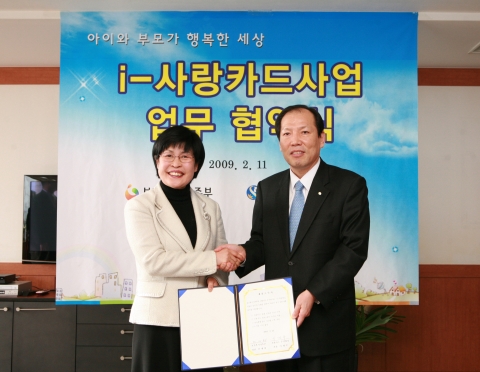 이재우 신한카드 사장(오른쪽)과 전재희 보건복지가족부 장관이 11일 오후 서울 계동 보건복지가족부 장관실에서 열린 ‘i-사랑카드’ 업무협약식에서 조인서에 서명한 후 기념촬영을 하고
