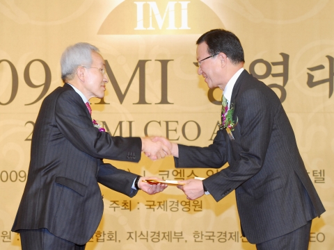 아시아나항공 윤영두 사장이 12일(목) 코엑스 인터컨티넨탈호텔에서 열린 2008 IMI(전경련 부설 국제경영원) 경영대상 시상식에서 정병철 IMI(전경련 부설 국제경영원)원장으로부