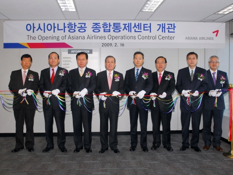 16일(월) 강서구 오쇠동 아시아나타운에서 열린 종합통제센터 개관식에서 박찬법 부회장(좌측에서 네번째) 등 임직원들이 Tape Cutting 행사를 가지고 있다.