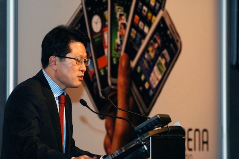 LG전자 안승권 사장이 MWC(Mobile World Congress) 2009 전시회장 내 미디어센터에서 약 450여명의 외신기자 및 업계 관계자들이 운집한 가운데 3G 와치폰을 시연하고 있다.