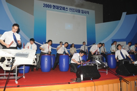 신입사원 입사식 장면. 3H (Harmony․Hustle․Humanity)를 지닌 신입사원들이 팀웍과 조화를 바탕으로 뮤지컬 형태의 퍼포먼스를 선보이고 있다.