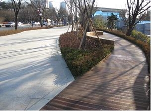 세종대 담장 철거 후 보도 확장 및 휴식공간 조성 후