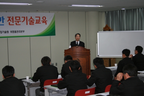 한국소방기술사회 박승민 회장이 위험물 포소화설비에 관한 기준을 설명하고 있다.