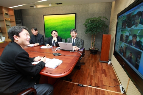 경기도 분당 KT 본사 회의실에서 (왼쪽부터) 송상헌 고객지원본부장, 한훈 홈고객전략본부장, 노태석 홈고객부문장, 박윤영 홈고객본부장이 화상회의를 하고 있다.