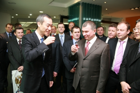 러시아 연방정부 이고르 세친(Igor Sechin, 사진우측) 부총리가 20일 삼성전자 수원사업장을 방문, 삼성전자 디지털프린팅사업부 최치훈사장(사진좌측)과 삼성전자 지펠냉장고에서