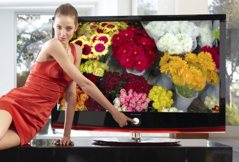 LG전자 엑스캔버스 모델인 영화배우 켈리 크레이그가 국내에 선보인 LCD TV 중 가장 얇고 10만대 1 명암비 등으로 화질이 한층 선명해진 스칼렛 LCD TV 신제품을 소개하고 