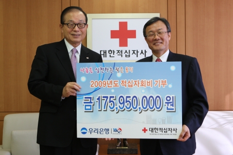 이순우 우리은행 수석부행장(사진 우측)은 적십자회비 집중모금기간을 맞아 적십자회비 납부를 위한 사회적 분위기를 조성하기 위해 23일 오전 대한적십자사를 방문해 우리은행 전 영업점에