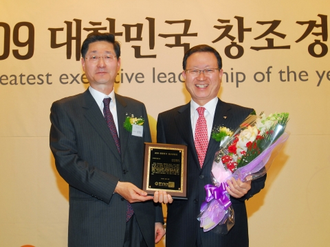 아시아나항공 윤영두 사장(오른쪽)이 중앙일보 송필호 대표이사와 함께 '2009 한국을 빛낸 창조경영인 대상' 시상식에서 고객만족경영부문 대상을 수상한 후, 기념촬