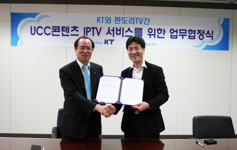 KT(좌, 서종렬 미디어본부장)가 25일 오전 여의도미디어센터에서 국내 1위 UCC동영상서비스 사업자인 판도라TV(우, 김경익 사장)와 콘텐츠 제공 및 공동 프로모션 추진을 위한 