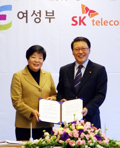 변도윤 여성부 장관(左)과 정만원 SK텔레콤 사장이 협약서를 들고 포즈를 취하고 있다.