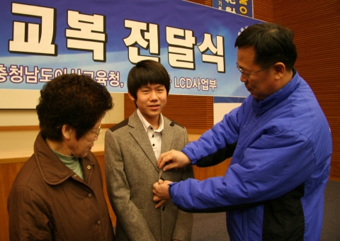 삼성전자, ‘사랑의 교복’ 전달식 가져