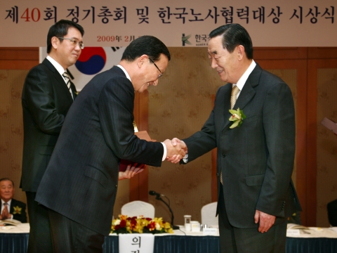 2월 26일(목) 오전 조선호텔 그랜드볼룸에서 열린 &lt;2009년 한국 노사협력대상 시상식&gt;에서 윤영두 아시아나항공 사장(왼쪽 앞)과  이기준 아시아나항