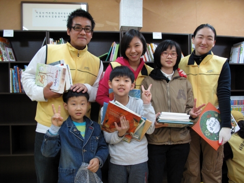 한국EMC(대표 김경진)가 저소득층 유소년들의 교육 지원을 위한 ‘EMC 꿈의 도서관’ 캠페인을 시작했다. 서울 강북구 미아2동 하늘씨앗 지역아동센터(센터장 온민숙)에 &#039;제1호 EMC 꿈의 도서관&#039;을 개관하고, 한국EMC 임직원들이 현장학습을 지원했다.