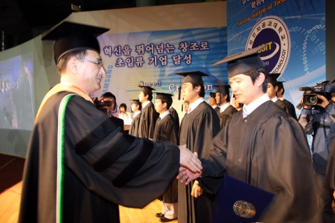 삼성전자 최창식 부사장(左)이 삼성전자공과대학교 졸업생들에게 학위를 수여하고 있다.