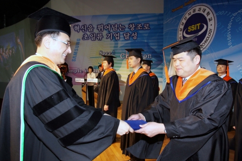 삼성전자 최창식 부사장(左)이 삼성전자공과대학교 졸업생들에게 학위를 수여하고 있다.