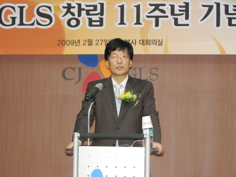 민병규 대표이사가 창립 11주년 기념사를 하고 있다.