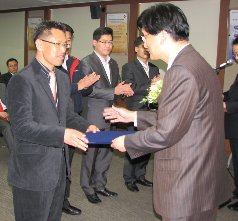 민병규 대표이사가 CJ GLS 유공자 시상을 하고 있다.