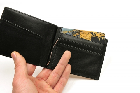체크카드나 신용카드와 비슷하기 때문에 휴대시 명함집이나 지갑속 또는 정장 상의 주머니에 넣고 다닐 수 있어 편리