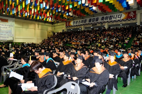 한국기술교육대 &#039;08학년도 학위수여식 행사장을 찾은 800여 명의 졸업생 및 가족들