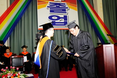 대통령상을 수상한 산업경영학부 임정빈 군. 폐기물 친환경 재활용기술 특허를 5개나 출원, '2008년 대한민국 인재상'(대통령 표창)에 선정된 바 있다.