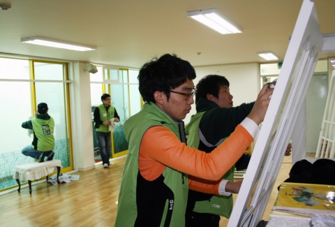 보해양조(대표이사 임건우) 직원들과 지역 대학생들로 구성된 ‘젊은 잎새 사랑 나누미 봉사단’이 2월 14일 올해 새로 추가된 ‘광주 나자렛집’을 찾아 신학기를 앞둔 학생들의 방을 