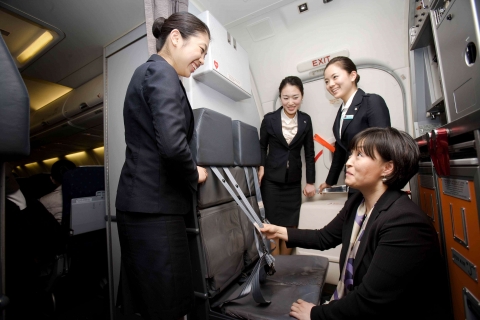 한국항공전문학교 박인주 교수가 학생들에게 승무원 의자인 점프시트(Jump seat)의 구조 및 착석방법과 비상장비에 대해 설명하고 있다