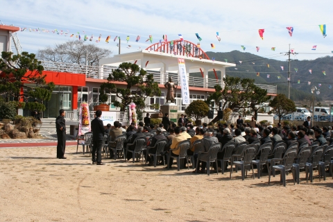 경상남도 거제시 둔덕면내 폐교 둔덕초등학교를 리모델링 후 거림권역내 체험프로그램과 휴양시설로 탈바꿈한 둔덕시골 농촌체험센터 개소식
