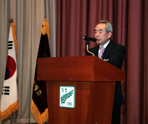 김영수 전 문화체육부 장관이 한국청소년단체협의회 차광선 회장 취임식에 참석해 축사를 하고 있다.