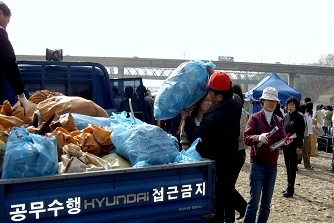 이전에 진행되었던 환실련의 "금강살리기 운동" 진행 모습