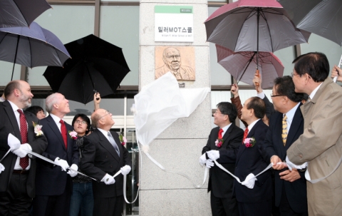 3일 건국대 경영대학에서 열린‘밀러 기술경영(MOT)스쿨’현판식에서 서상목 전 국회의원, 김우봉 건국대 부총장, 오명 건국대 총장, 정선양 MOT스쿨 원장, 윌리엄 밀러 미국 스탠퍼드대 명예교수, 로버트 조스 스탠퍼드대 경영대학원장(사진 좌로부터)이 현판을 제막하고 있다.