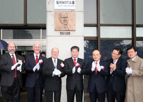 3일 건국대 경영대학에서 열린‘밀러 기술경영(MOT)스쿨’현판식에서 서상목 전 국회의원, 김우봉 건국대 부총장, 오명 건국대 총장, 정선양 MOT스쿨 원장, 윌리엄 밀러 미국 스탠퍼드대 명예교수, 로버트 조스 스탠퍼드대 경영대학원장(사진 좌로부터)이 박수를 치고 있다.