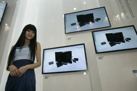 11일 중국 상하이에서 개최된 FPD China 2009 전시회 삼성전자 전시장에서 LED 백라이트를 채용한 40인치, 46인치, 55인치 10.8m LCD TV용 패널을 전시 도