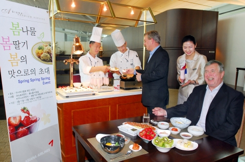 아시아나항공 인천공항 라운지의 대표 서비스인 『Chef’s Corner(셰프코너)』에서 외국인 탑승객들이 봄나물 비빔밥과 화전(花煎), 생딸기 및 딸기쉐이크를 서비스 받고 있다.