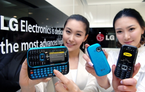 LG전자 모델들이 미국 스프린트넥스텔社를 통해 출시하는 '루머2(Rumor2,LG-LX265)'를 선보이고 있다. 루머2는 가로 슬라이드를 열면 컴퓨터 자판과 같