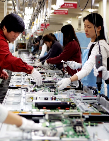 연초부터 주문량 증가에 따라 풀 가동되고 있는 LG전자 구미 LCD TV 공장에서  
13일 직원들이 LCD TV 생산에 여념이 없다.