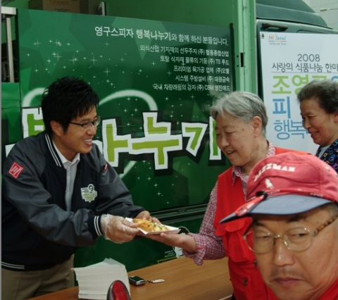 영구스피자 조영구 대표, 14일 성북구 석관고에서 ‘사랑의 피자봉사단’ 활동