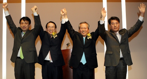 좌측부터 이건희 노조위원장, 이백순 은행장, 신상훈 신한금융지주 사장, 이용규 노조위원장