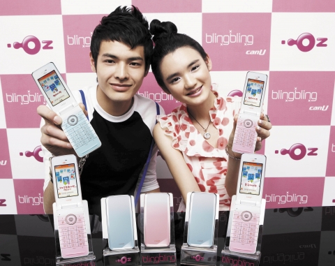 LG텔레콤(대표 정일재 / www.lgtelecom.com)은 전자사전 기능을 대폭 강화하고 스타일리시한 디자인의 ‘블링블링 캔유(모델명:canU-F1100)’를 20일 출시한다.