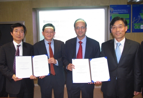 현대오일뱅크가 18일, 서울 남대문로 서울사무소에서 세계 최대의 석유 메이저인 엑슨모빌이 고유황 벙커C인 HSFO 장기공급 계약을 체결했다.   사진 맨우측 현대오일뱅크 김두진 전무, 엑슨모빌 고자마칼리무딘(Khojama Kalimuddin) 부사장, 림 치안 수(Mr. Lim Chian Su) 부장, 현대오일뱅크 장동철 상무.