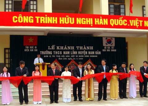 왼쪽 남자부터 (남자만) 1. Mr. Tran Dinh Huong(짠 딘 흥) -Chairman of Nam Dan Commune People’s Committee(남단 현 인민위